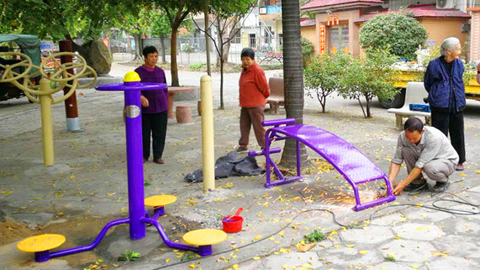 梅州嘉應(yīng)花園A區(qū)已安裝老人戶外健身器材，居民盡享健身樂趣