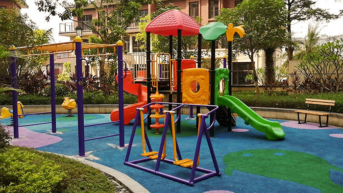 清遠(yuǎn)購物廣場安裝兒童滑滑梯組合，設(shè)身處地為帶孩子顧客考慮
